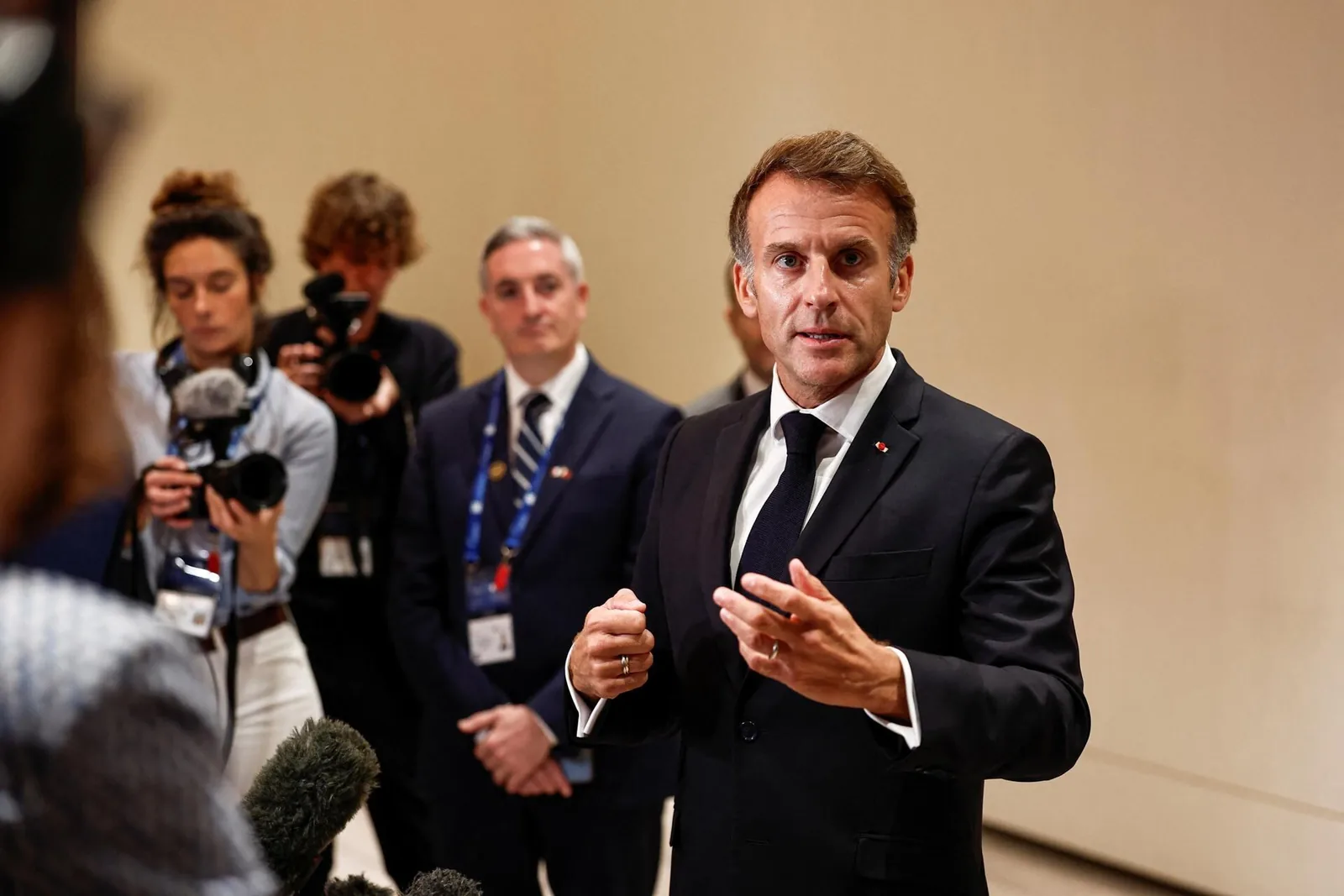 Macron acusa manipulación con inteligencia artificial y apunta a Trump: “Entre otros”